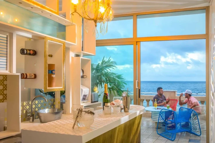 RHCH23 - 4 Yatak Odalı / 4 Banyolu Hostal Malecon 663 in Orta Havana