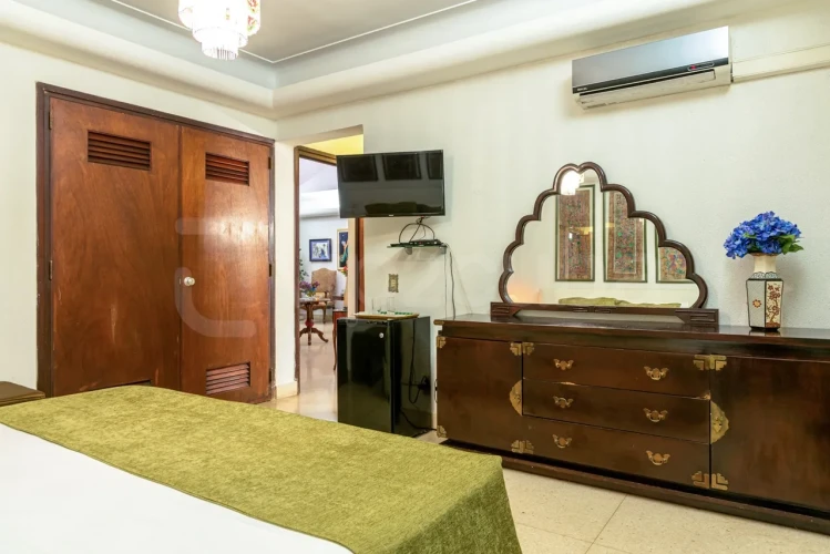 RHPL125 - 4 Yatak Odalı / 4 Banyolu Miramar'da Havuzlu Villa