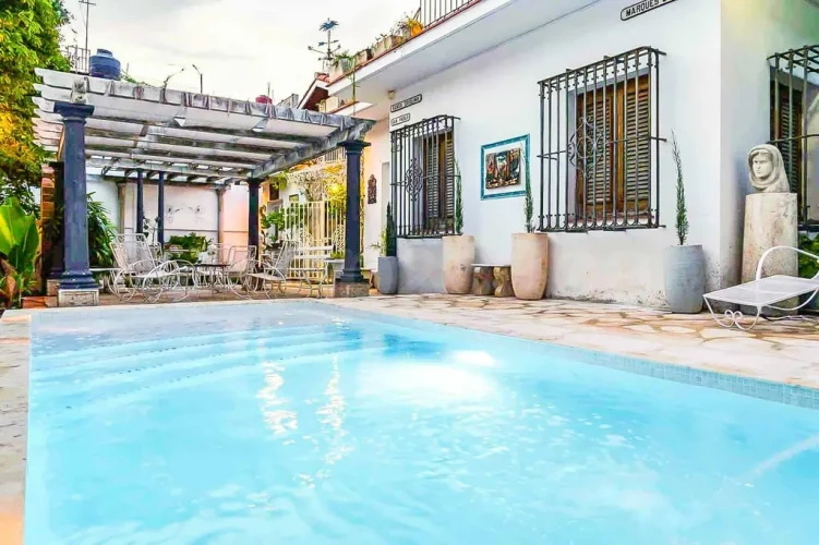 RHPLZ27 – 4 Yatak Odalı / 4 Banyolu Vedado'da Havuzlu Lüks Villa Porteria