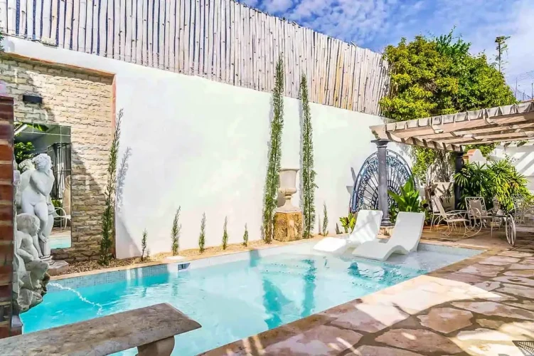 RHPLZ27 – 4 Yatak Odalı / 4 Banyolu Vedado'da Havuzlu Lüks Villa Porteria