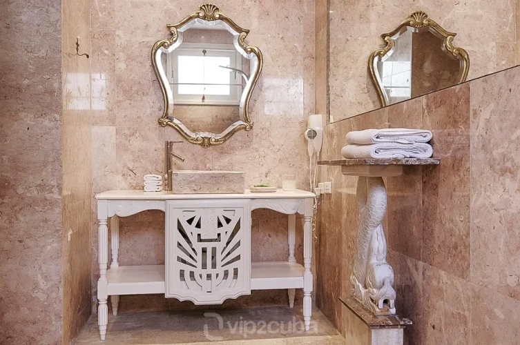 RHPLZ27 – 4 Yatak Odalı / 4 Banyolu Vedado'da Havuzlu Lüks Villa Porteria