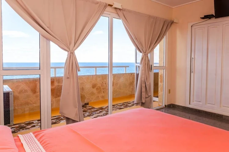 RHPLZ73 - Yatak Odalı / 5 Banyolu 2 katlı Lüks Daire Vedado Malecon/Wifi