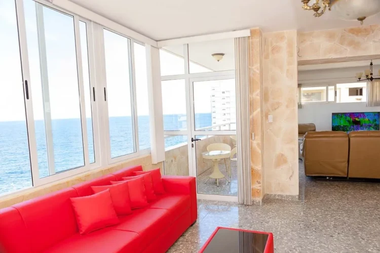 RHPLZ73 - Yatak Odalı / 5 Banyolu 2 katlı Lüks Daire Vedado Malecon/Wifi