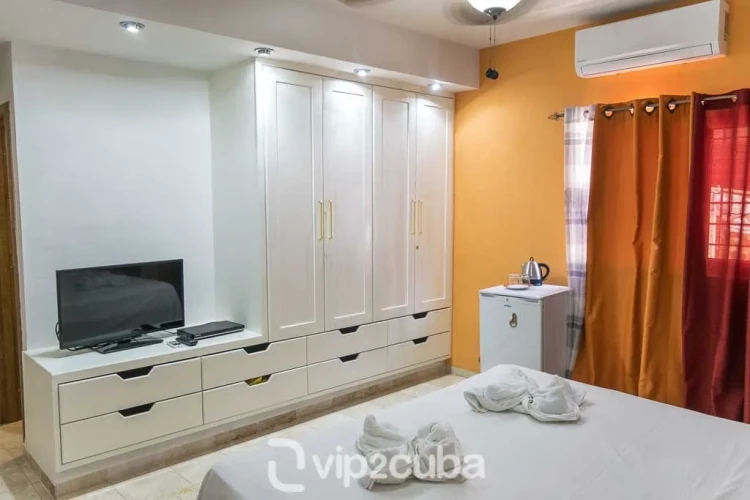 RHPL35 - 5 Yatak Odalı / 6 Banyolu Villa Ray, Miramar, Havuzlu