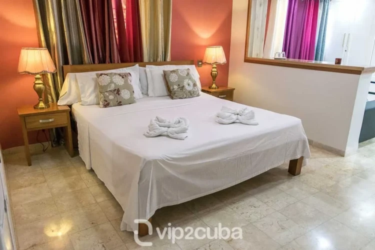 RHPL35 - 5 Yatak Odalı / 6 Banyolu Villa Ray, Miramar, Havuzlu