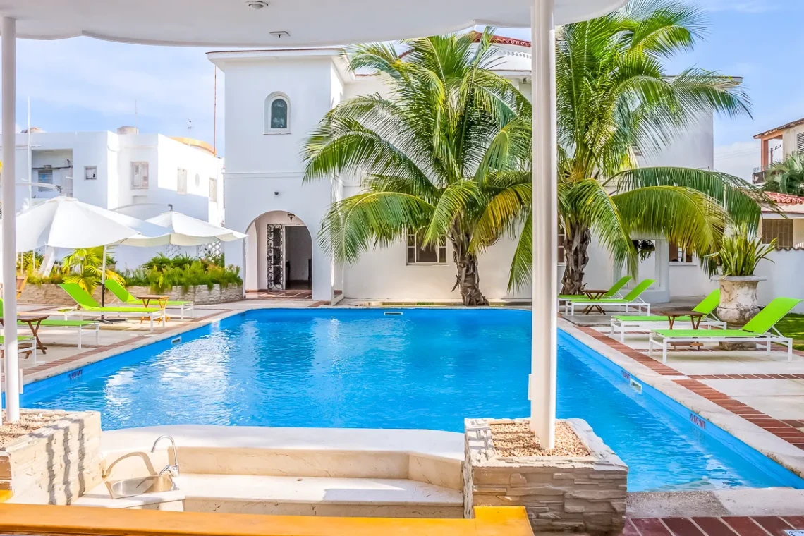 Advantages of Renting a Villa with Pool in Havana